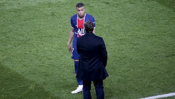 Kylian Mbappe of PSG talks to coach of PSG Mauricio Pochettino during the UEFA Champions League, Semi Final, 1st leg football match between Paris Saint-Germain and Manchester City on April 28, 2021 at Parc des Princes stadium in Paris, France - Photo Jean