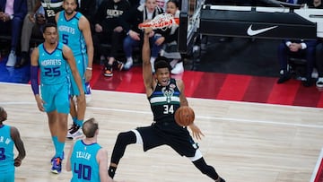 Giannis Antetokounmpo, durante el partido de la NBA que ha enfrentado a los Milwaukee Bucks y a los Charlotte Hornets