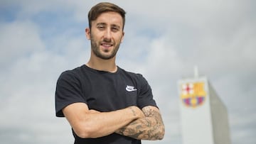 Mario Rivillos posa en las instalaciones del F.C. Barcelona como nuevo jugador del equipo azulgrana.