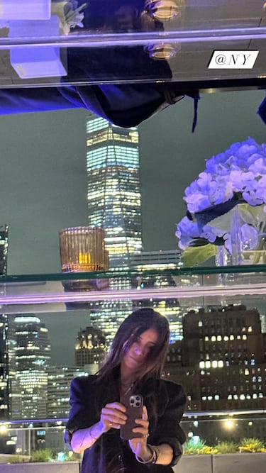 La actriz española, Goya Toledo, se fotografía en la azotea donde se ha realizado la fiesta de cumpleaños.