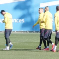 Barcelona train after senior players' Abidal-Messi crisis talks