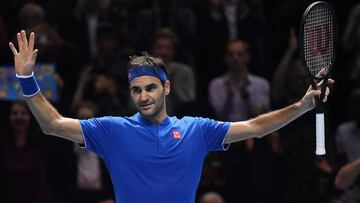 El tenista suizo Roger Federer celebra su victoria ante el sudafricano Kevin Anderson durante su partido de las finales ATP de Londres en el O2 Arena de Londres, Reino Unido.