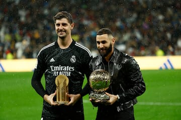 Courtois with the Yashin and Benzema with the Ballon d'Or.