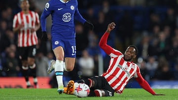 Brentford's Grenedan midfielder Shandon Baptiste (R) vies with Chelsea's Ukrainian midfielder Mykhailo Mudryk during the English Premier League football match between Chelsea and Brentford at Stamford Bridge in London on April 26, 2023. (Photo by Adrian DENNIS / AFP) / RESTRICTED TO EDITORIAL USE. No use with unauthorized audio, video, data, fixture lists, club/league logos or 'live' services. Online in-match use limited to 120 images. An additional 40 images may be used in extra time. No video emulation. Social media in-match use limited to 120 images. An additional 40 images may be used in extra time. No use in betting publications, games or single club/league/player publications. /