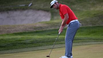 Jon Rahm golpea la bola en el CareerBuilder Challenge en el PGA West TPC Stadium Course.