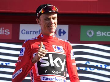 Christopher Froome con el maillot rojo que le otorga como líder de la general de la Vuelta a España 2017. 