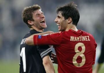 Thomas Muller y Javi Mart&iacute;nez sonr&iacute;en durante la celebrac&iacute;on en Tur&iacute;n. 