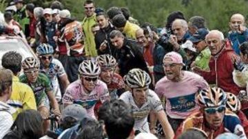 <b>TREMENDO ESFUERZO. </b>Menchov, seguido de Sella, Riccó, Contador, Rodríguez, Pozzovivo y Simoni, en plena ascensión al Mortirolo.