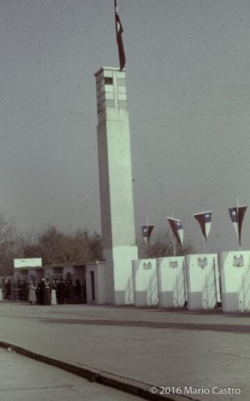 La entrada del Estadio Nacional, con la banderas chilenas.