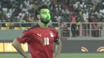 Mohamed Salah, jugador de Egipto, se prepara para lanzar un penalti mientras le enfocan con l&aacute;seres verdes en la cara.