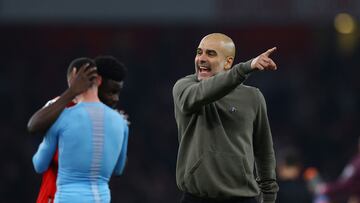 Pep Guardiola, entrenador del Manchester City, da indicaciones durante el partido.
