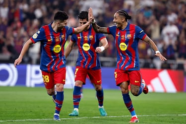 4-0. Raphinha celebra el cuarto tanto con Roony Bardghji.