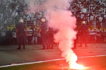 El partido entre Santos e Independiente fue suspendido a pocos minutos de final por incidentes en las tribunas del Pacaembú cuando el juego iba 0-0. Este resultado le da la clasificación a Independiente a los cuartos de final de la Copa Libertadores luego de la decisión de la Conmebol de otorgarle el triunfo 3-0 en la ida por la mala inclusión del uruguayo Carlos Sánchez.