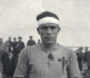 Nacido en Vigo el 4 de octubre de 1904, fue el capitán del primer Celta que ascendió a Primera en 1936. El Seleccionador, Amadeo García Salazar, le hizo debutar un 3 de mayo de 1936, en Berna, con 31 años, siete meses y 30 días. España ganó a Suiza por 0-2. La alegría del ascenso fue truncada tres meses después por la Guerra Civil. Nunca debutó con los celestes en Primera.