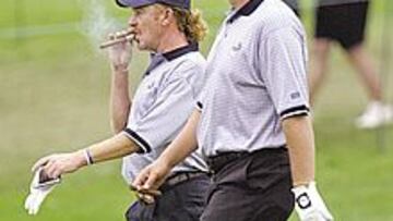 <b>FUMANDO ESPERAN. </b>Jiménez y Darren Clarke compartieron golf y puro ayer por la mañana.