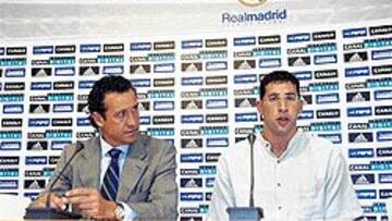 <B>ORGULLOSO.</b> Mumbrú mostró su satisfacción por vestir de blanco.