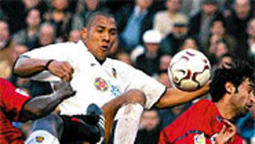 <B>DE LUCHA.</b> El partido de mañana en Mestalla será difícil para el Espanyol por el buen momento que atraviesa el delantero noruego John Carew.