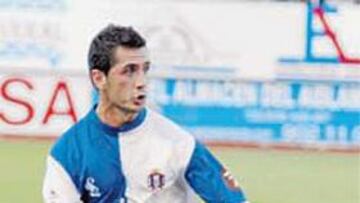 <b>TRES FUERA. </b>Jorge Rodríguez (izquierda) y Álvaro Jurado (derecha) vieron la quinta amarilla en Valdebebas. Xavi Moro (abajo) fue expulsado al entender el colegiado que agredió a un futbolista del Castilla. En el caso de los dos últimos habrá recurso para que estén ante el Vecindario.