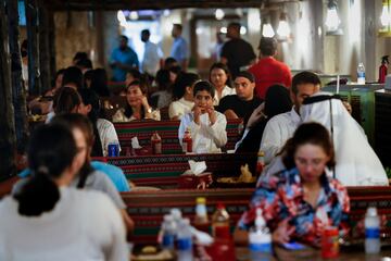 Turistas y locales disfrutan de la extensa oferta culinaria que ofrecen los restaurantes, puestos callejeros y parrillas con terrazas que hay en la zona.  