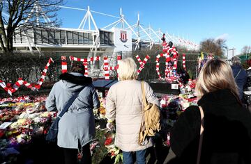 Football fans pay their respects in memory of Gordon Banks at the bet365 Stadium.