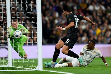 0-1. Giovanni Di Lorenzo gana la espalda a Bellingham centra al segundo palo y Giovanni Simeone marca el primero a pesar de la gran estirada de Adriy Lunin.