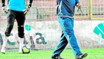 <b>DUREZA. </b>Hugo, ayer, indicando la salida a Guilherme.