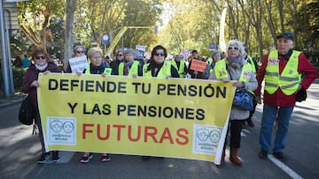 Un grupo de personas sostiene una pancarta en una manifestación para exigir una mejora de las pensiones y de los salarios acordes al IPC real, a 19 de noviembre de 2022, en Madrid (España). Los manifestantes reclaman que se reparta equitativamente la riqueza generada con el trabajo, recuperar el poder adquisitivo de salarios y pensiones, y revalorizarlos en función del Índice de Precios al Consumo (IPC) real, establecer una pensión mínima en referencia a un salario mínimo interprofesional del 60 %, y acabar con la brecha de género en salarios y pensiones.
19 NOVIEMBRE 2022;MADRID;MANIFESTACIÓN;PENSIONISTAS;RECUPERACIÓN PODER ADQUISITIVO;SALARIOS IPC
Gustavo Valiente / Europa Press
19/11/2022