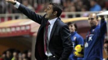 El t&eacute;cnico del Athletic Ernesto Valverde da instrucciones a sus jugadores durante el partido en Sevilla.