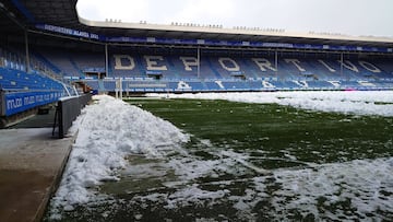 Nieve en el césped del estadio de Mendizorroza.