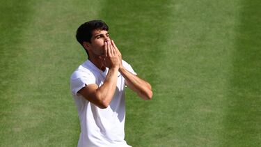 Alcaraz lanza un beso a la grada.