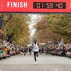Eliud Kipchoge breaks two-hour barrier in the marathon: 1:59:40