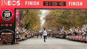 Eliud Kipchoge breaks two-hour barrier in the marathon: 1:59:40