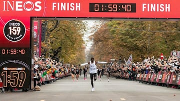 Eliud Kipchoge breaks two-hour barrier in the marathon: 1:59:40