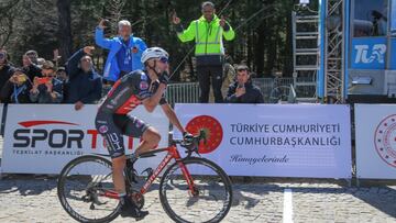 El ciclista argentino Eduardo Sep&uacute;lveda celebra su victoria en la cuarta etapa del Tour de Turqu&iacute;a con final en Manisa.