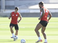 Alfon González toca el balón junto a Gudelj, este viernes.