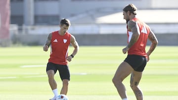 Alfon González toca el balón junto a Gudelj, este viernes.