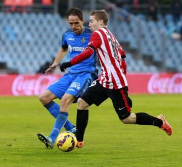 Michel Herrero pelea un balón con el delantero del Athletic Club Iker Muniain.