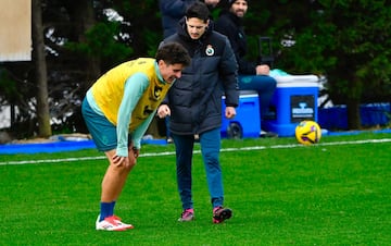 Sangalli est sancionado y no ha vuelto a entrenarse despus de unas molestias que le aparecieron en la rodilla tras un remate en el entrenamiento del mircoles.