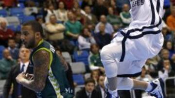 El base estadounidense del Anadolu Efes Jordan Farmar (d) salta para encestar ante el base estadounidense del Unicaja Marcus William, durante el partido de la sexta jornada del Top 16 de la Euroliga, que ambos equipos disputan hoy en el Palacio de Deportes José María Martín Carpena de Málaga.