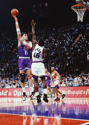 Uno de los mejores jugadores europeos de todos los tiempos, posiblemente el mejor ‘cinco’, leyenda del baloncesto de los ochenta con la camiseta de la Unión Soviética y del Zalgiris y luego héroe de Lituania. Y del Real Madrid. Por todo el talento acumulado en el cuerpo de un gigante de 2,20 metros, por sus conquistas y recorrido en el club y por cómo hablan de él sus excompañeros, Sabas es probablemente el mejor extranjero de la historia del equipo blanco junto a Luka Doncic. Rompió el dominio catalán en la ACB, el del Barça y el del Joventut, devolviendo la Liga a Madrid siete temporadas después. Al año siguiente, en 1994, repitió con un 3-0 en el colosal Palau Sant Jordi azulgrana. En 1995, justo antes de irse a la NBA, dejó la guinda, la ansiada octava Copa de Europa tras 15 años de sequía. Los 66 de valoración que sumó hace 25 años se mantienen como récord en la ACB (32 puntos, 27 rebotes, 5 tapones y 5 recuperaciones en Ourense).