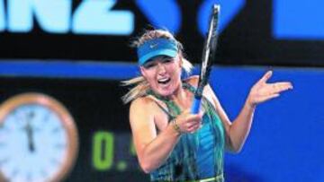 <b>VAPOROSA. </b>Sharapova estrenó un modelo con tules transparentes.