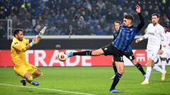 Soccer Football - Europa League - Group D - Atalanta v Sporting CP - Stadio Atleti Azzurri, Bergamo, Italy - November 30, 2023 Atalanta's Berat Djimsiti in action with Sporting CP's Antonio Adan REUTERS/Alberto Lingria