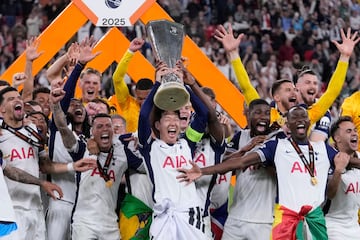 Los jugadores del Tottenham desataron la euforia tras conquistar la Europa League en una noche mágica en San Mamés. Abrazos, cánticos y emoción pura sobre el césped que fue testigo de su gesta histórica.