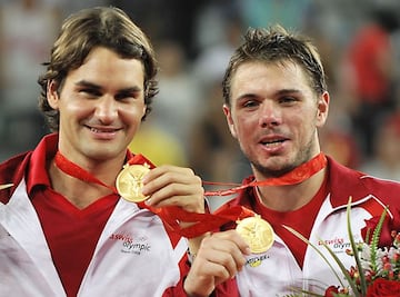Roger Federer (L) and Stanislas Wawrinka of Switzerland pose with their gold medals after they won the Olympic gold in the men's double's tennis match against Sweden's Simon Aspelin and Thomas Johansson, at the Olympic Green Tennis Centre in Beijing.