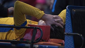 Borja Domínguez siendo retirado en camilla en el Mini Estadi.