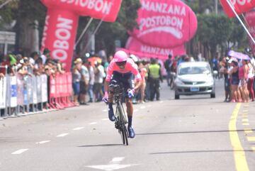 Este bogotano de 23 años ya se está convirtiendo en una realidad. Daniel Felipe Martínez es reciente medallista de oro en los Juegos Panamericanos y corre para el Education First desde el año 2018. Especialista en contrarreloj que ya ha ganado 1 etapa de la Paríz-Niza y ha sido campeón el campeonato de Colombia contrarreloj. Además, ya ha corrido en el Tour de Francia y el Giro de italia.