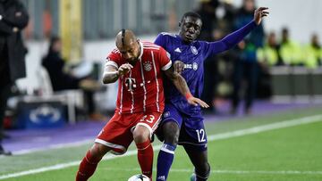 Bayern Munich's Chilean midfielder Arturo Vidal (L) vies with Anderlecht's French defender Dennis Appiah during the UEFA Champions League Group B football match between Anderlecht and Bayern Munich at Constant Vanden Stock Stadium in Brussels on November 22, 2017. / AFP PHOTO / JOHN THYS