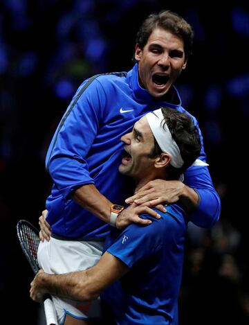 El que era un ‘sueño guajiro’ para muchos aficionados al tenis se volvió realidad cuando Rafael Nadal y Roger Federer formaron un equipo de dobles para afrontar la Layer Cup, un torneo que enfrenta a jugadores europeos contra jugadores del resto del mundo. El suizo y el español derrotaron a la dupla conformada por Sam Querrey y Jack Sock. 6-4, 1-6 y 10-5. Al final, la victoria del helvético sobre Nick Kyrgios dio el título a Europa.