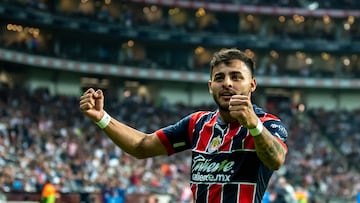 AME4910. MONTERREY (MÉXICO), 07/01/2023.- Alexis Vega de Guadalajara celebra un gol ante Rayados hoy, durante un partido entre Guadalajara y Rayados correspondiente a la jornada 1 del Torneo clausura 2023 celebrado en el estadio BBVA de la ciudad de Monterrey (México). EFE/Miguel Sierra
