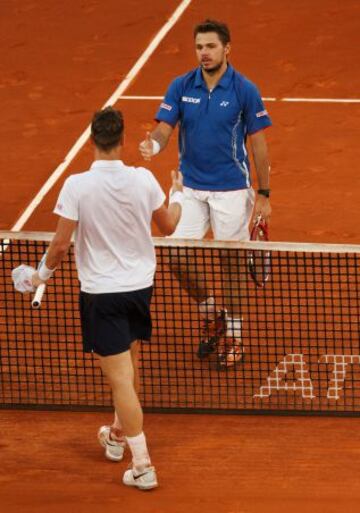 Stanislas Wawrinka saluda Tomas Berdych de la República Checa después de vencer en el partido de semifinal masculina del Masters de Madrid.